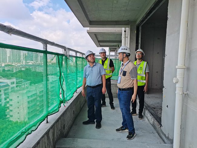 岑廷义深刻项目现场查抄工作进度。谢秋云 摄（建图）.jpg