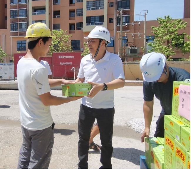 发放慰问品。潘文君 摄（建图）.jpg