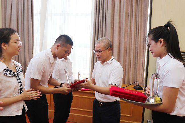 邓少新为获奖职工颁奖。周煜川 摄（建图）.jpg