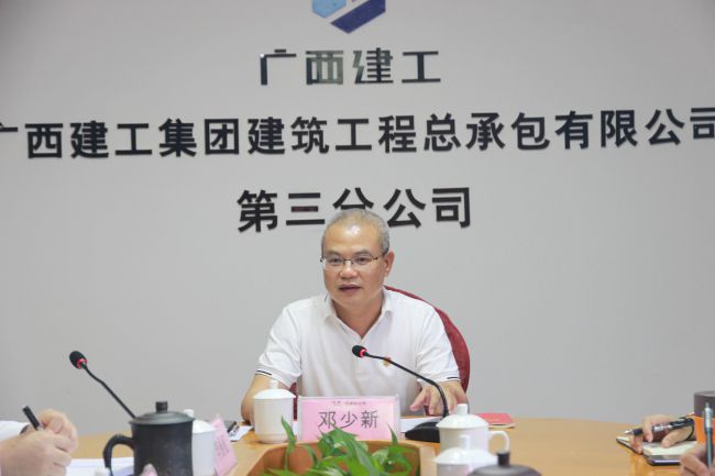 邓少新宣讲党的二十大心灵。梁红玉 摄（建图）.jpg