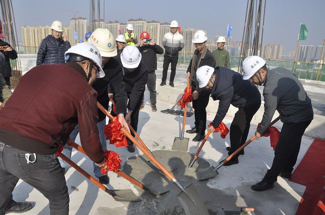 陆烜（右一）与现场嘉宾共同为项目封顶浇筑混凝土。王瑾贞 摄（建图）.jpg