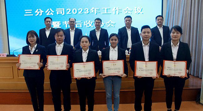 赞美优良员工。梁红玉 摄（000图）.jpg