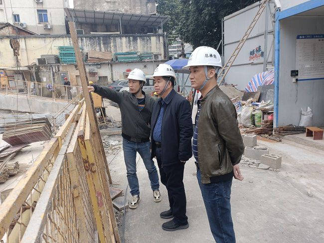 2岑廷义深刻现场进行走访。覃必英 摄（建图）.jpg