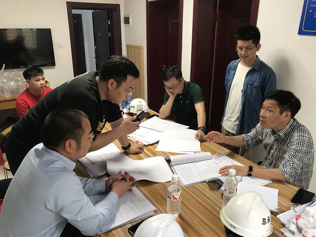 钻研解决现场问题。韦吉亮 摄（建图）.jpg