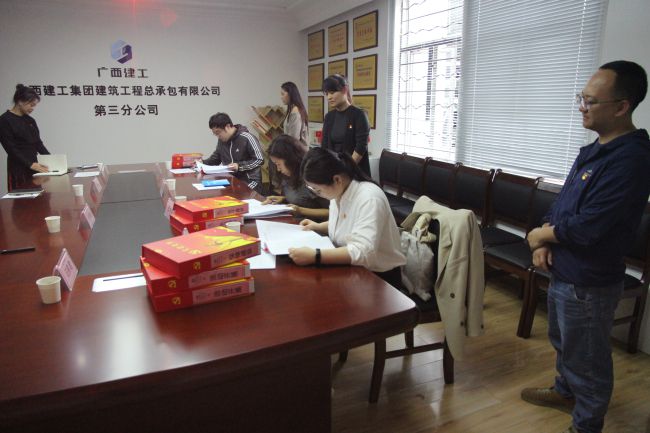 查抄资料现场。梁红玉 摄（建图）.jpg