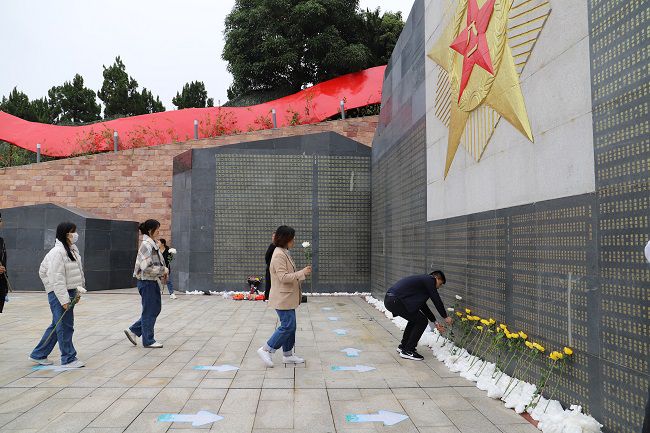 献花。张钊林  摄（建图） (2).jpg