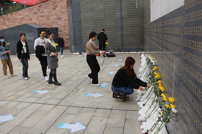 献花。张钊林  摄（建图）.jpg
