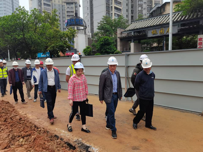 查抄现场。卢丽君 摄（建图）.png