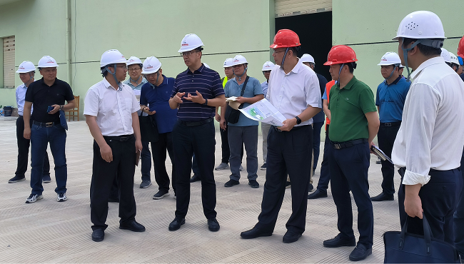 视察项目现场。谢家宝 摄（建图）.png