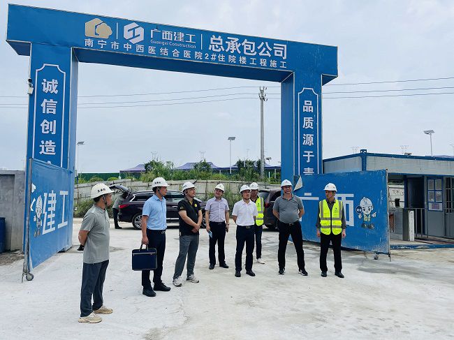 邓少新深刻施工现场。苏卫传 摄（原000图000000000000000）.jpg