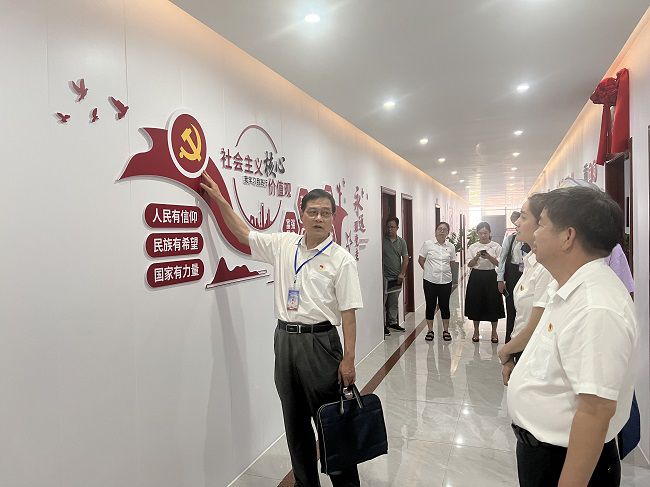 参观党建文化长廊。卢丽君 摄（建图）.jpg