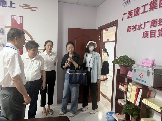 查看党建设施建设情况。卢丽君 摄（建图）.jpg