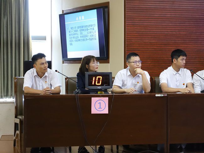 公司才赛行列镇定答题。李立云 摄（建图）.jpg