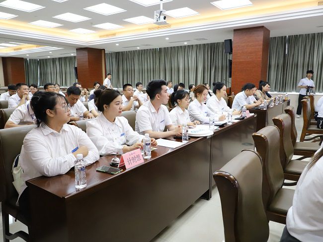 工作人员当真计时记分。李立云 摄（建图）.jpg