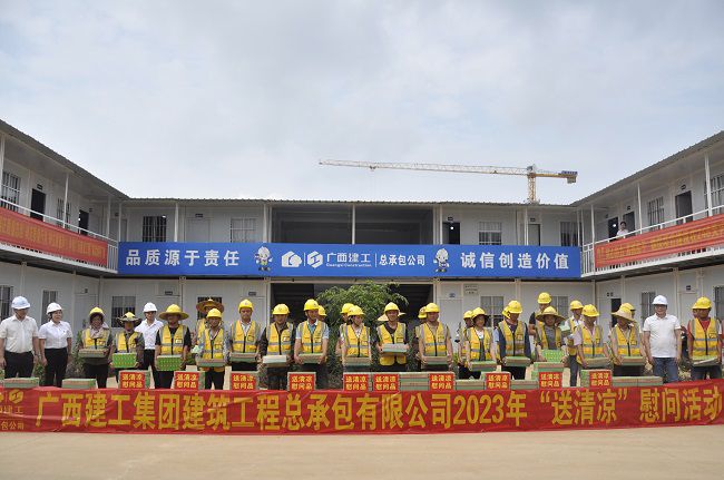 “送清冷”慰问活动合影。王瑾贞 摄（建图）.jpg