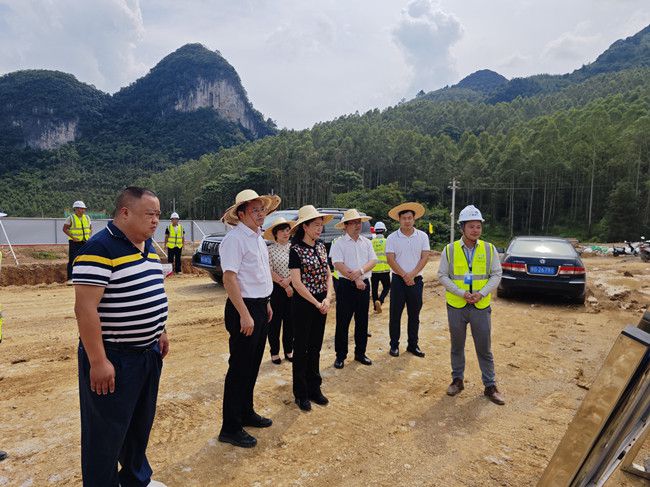 听项目现场进度汇报。江家兵摄（建图）.jpg