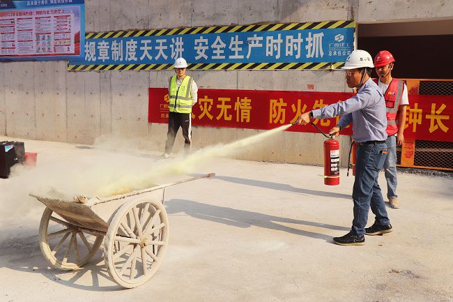 曾劲松进行灭火器材使用培训。周煜川 摄（建图）.jpg