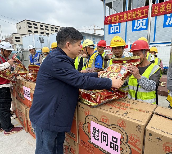 发放慰问品。韦艳雷 摄（建图）.jpg