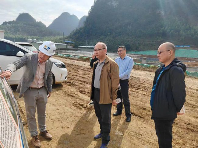 陆烜在安东乡项目现场听取汇报。（建图）.jpg