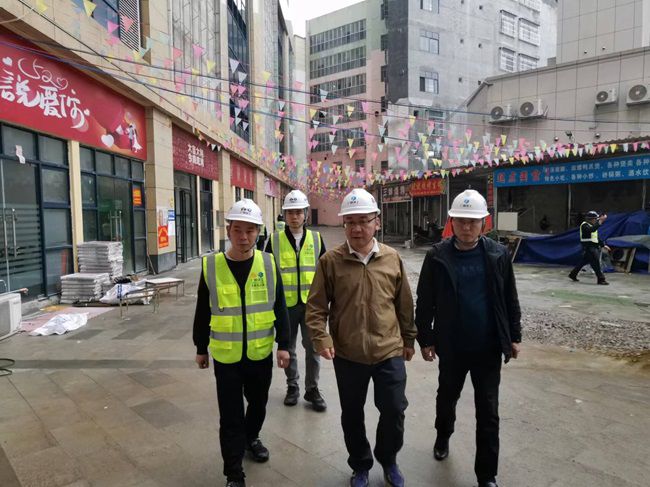 陆烜在巴马商贸中心调研领导。（建图）.jpg