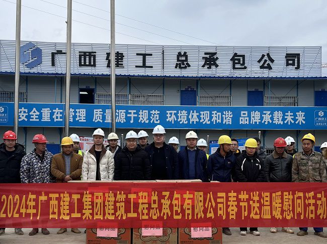 慰问活动合影。李伟燕 摄（建图）.jpg