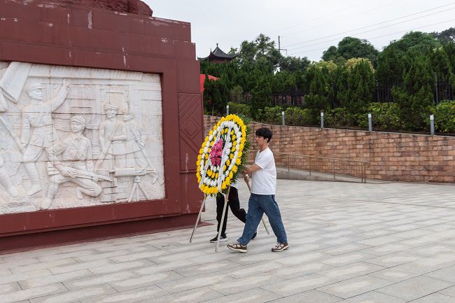 敬献花圈（建图）.jpg