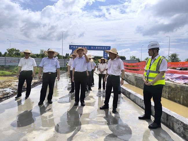 何朝建在项目现场。江家兵摄（建图）.jpg