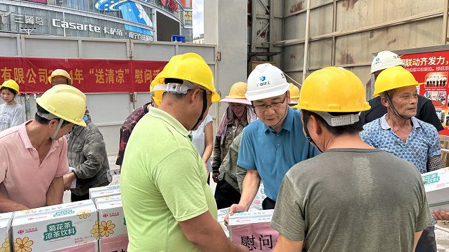 发放慰问品1。容芝雅 摄（建图）.jpg