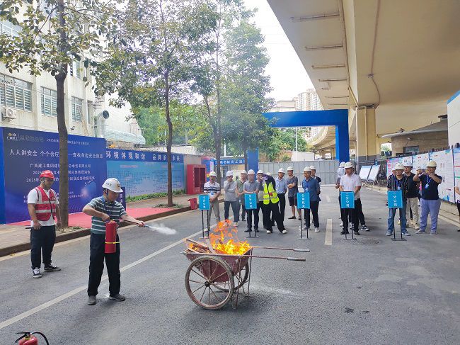 梅锦辉示芳火器操作；票ι 摄（建图）.jpg