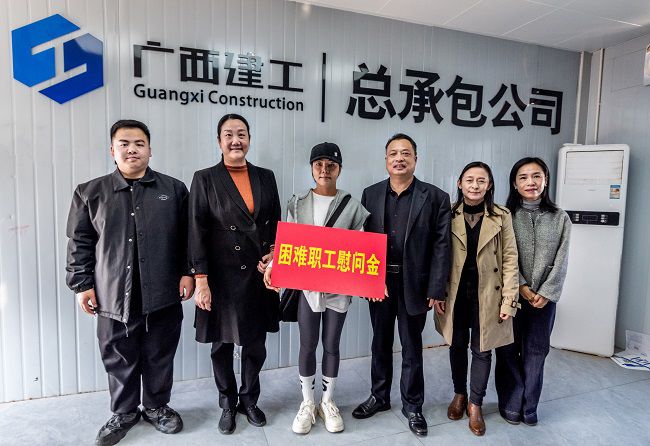 慰问难题职工蓝丽丽。郭奎君摄（建图0）.jpg