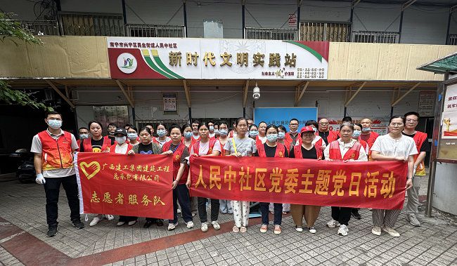 总承包公司自愿者与社区工作人员合影。王莹摄（建图）.jpg
